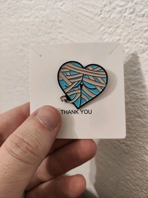 Halloween heart pin like new