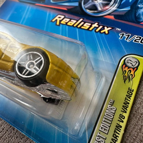 Hot Wheels Aston Martin V8 Vantage 2005 new