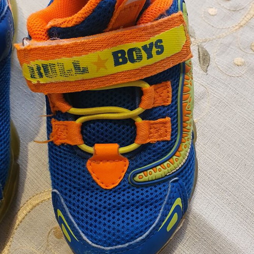 Bull Boys children's athletic shoes size 26 used, blue with lights
