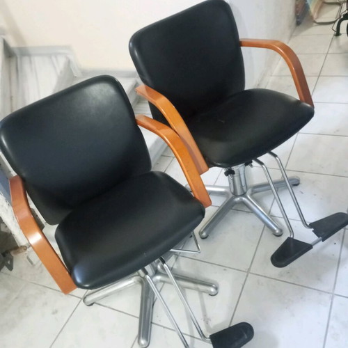 Hairdressing chairs like new with wooden arms and leatherette