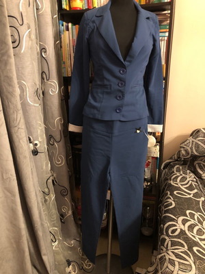 Lynne suit like new, navy blue, size M