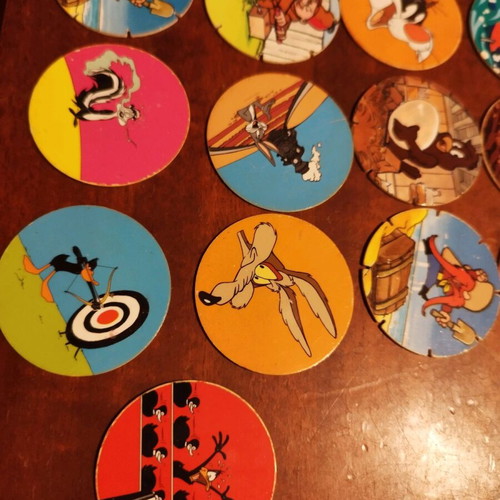 Tasty Tops 23 pieces Chester and Looney Tunes 90s like new