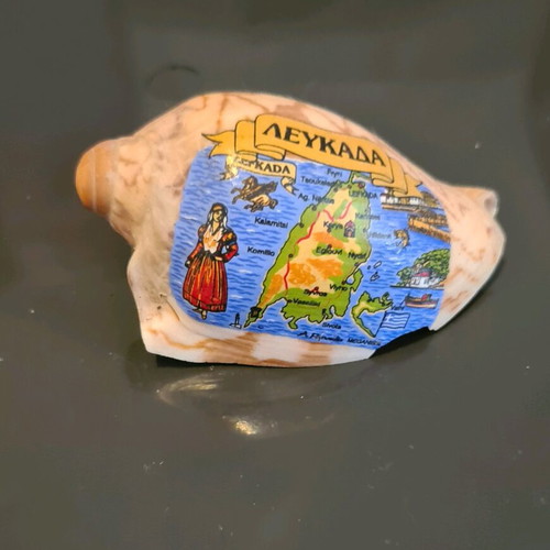 Souvenir shell magnet from Lefkada like new