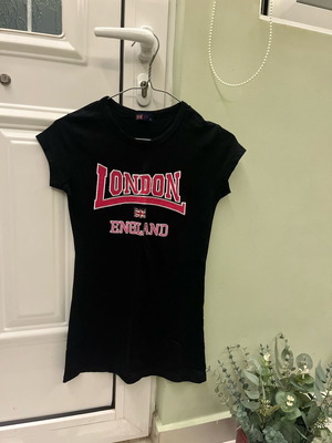 London England T-shirt like new, 100% cotton, size S, black with pink details