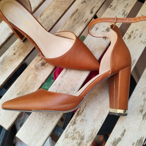 Pointy Heels Brown Diamantique Sandals like new