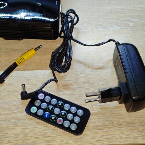Mini Portable LED Projector HD with HDMI USB and SD like new