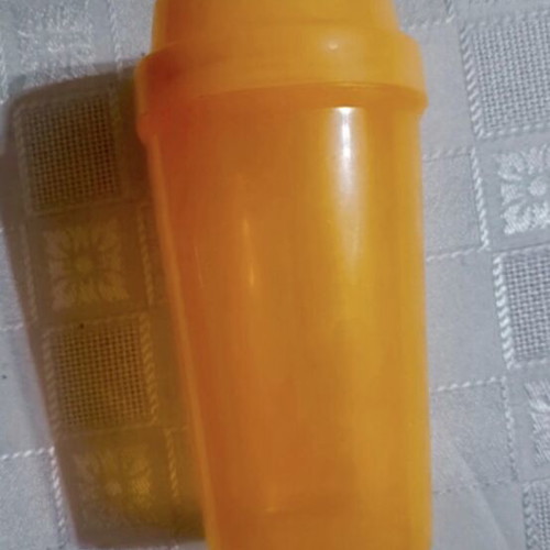 Tupperware shaker like new, classic orange
