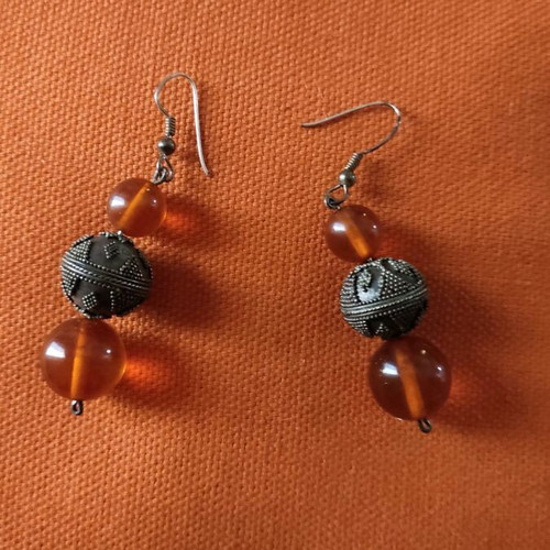 Earrings with semi-precious stone and carved bead, amber, like new
