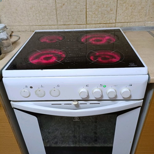 Indesit kitchen stove like new with trays and grill