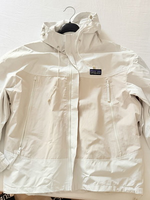 Patagonia windbreaker like new, beige, size S