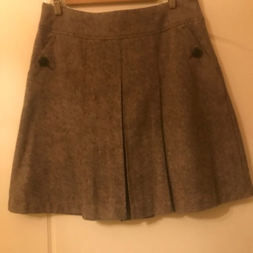 Wool skirt lined with box pleats like new, elegant