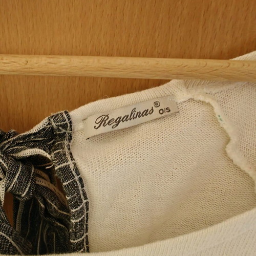 Regalinas blouse white like new with bow details on sleeves