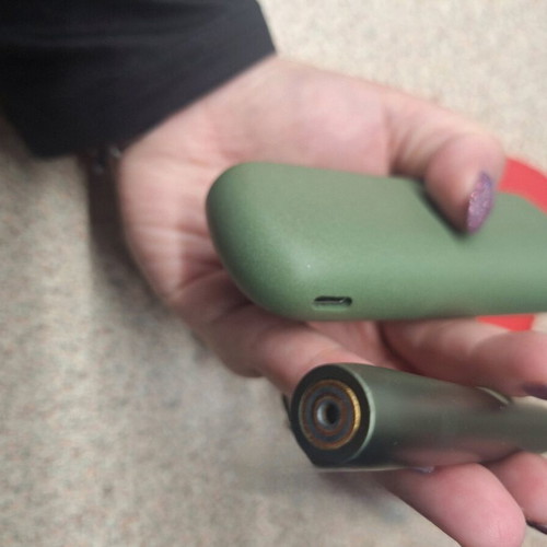 IQOS ILUMA Moss Green σαν καινούργιο με θήκη Bright Coral δώρο