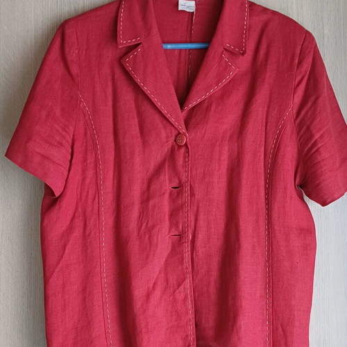 Short-sleeve linen jacket used in fuchsia color