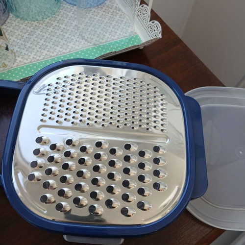 Set of 2 kitchen graters with container and zester, new