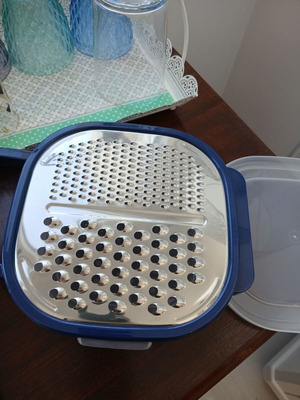 Set of 2 kitchen graters with container and zester, new