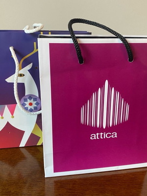 Σακούλα Attica σαν καινούργιο με δώρο σακούλα Hondos Center χριστουγεννιάτικη