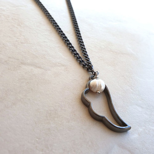 Women's necklace with black metal feather and natural pearl new