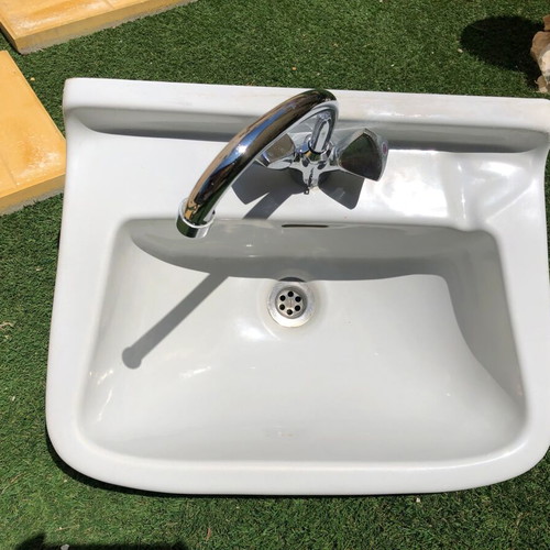 Sink with faucet used in excellent condition