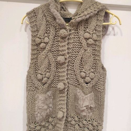 Knitted sleeveless vest with hood like new
