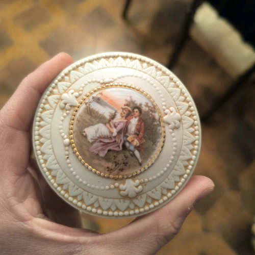 Decorative container in excellent condition
