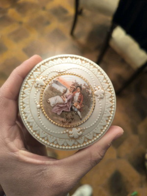 Decorative container in excellent condition
