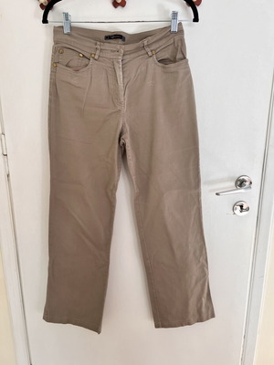 Raxevsky women's chino pants beige small used, missing button