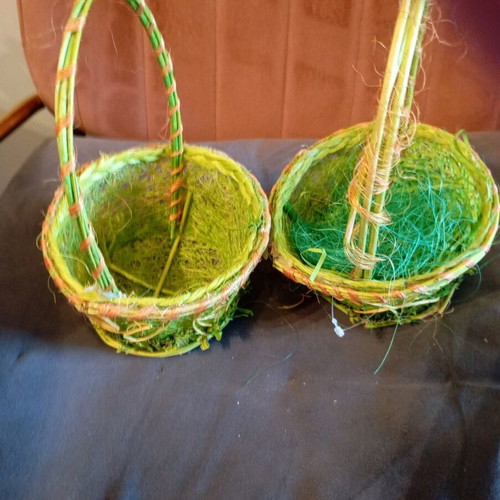 Vintage Easter basket like new with egg and flowers