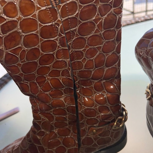 Women's boots up to the knee with chain like new, brown, size 39