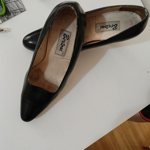 Bertoni leather pumps size 38 refurbished, black