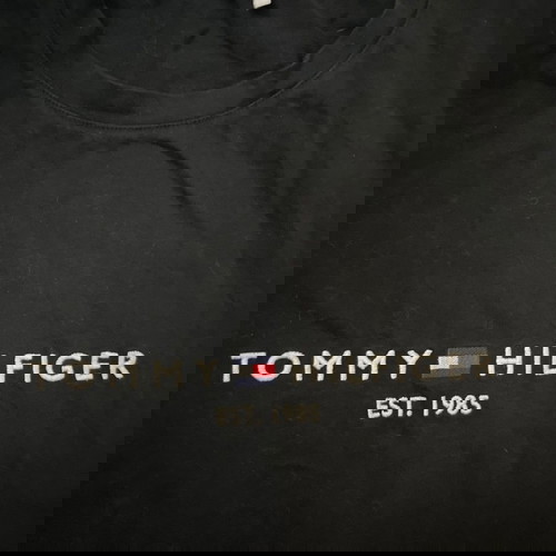 Πωλείται official t-shirt Tommy Hilfiger σε XL