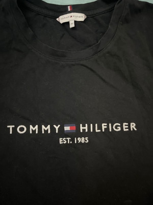 Πωλείται official t-shirt Tommy Hilfiger σε XL
