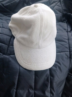 Флийс шапка Stamion бяла употребявана с счупена козирка