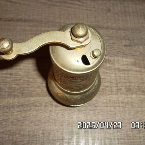 Small spice grinder like new, metal functional