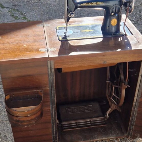 Singer sewing machine like new