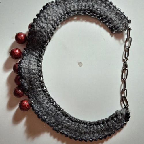 Knitted necklace like new gray with red beads