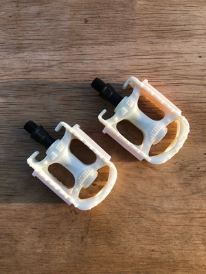 White pedals with BMX-type reflector like new
