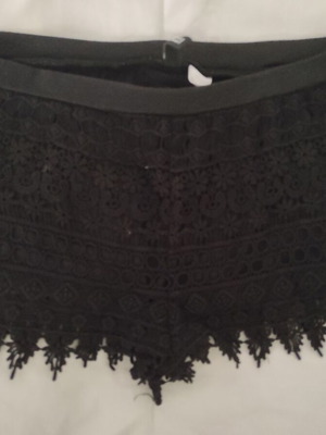 Σορτς από δαντέλα με φόδρα μαύρο Divided S σαν καινούργιο