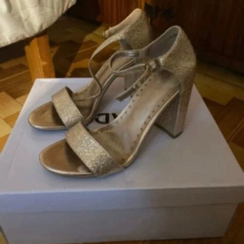 Heels new, gold color