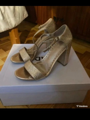 Heels new, gold color
