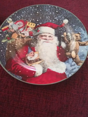 Christmas platter like new with six plates