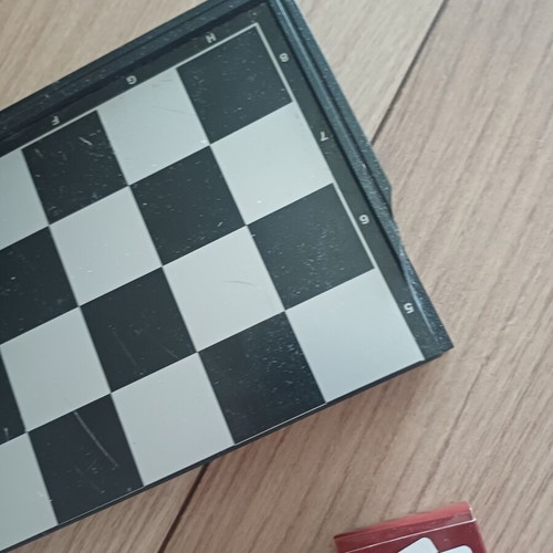 Διάφορα παιχνίδια για καλοκαιρινές διακοπές, σπασμένο σκάκι