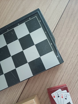 Διάφορα παιχνίδια για καλοκαιρινές διακοπές, σπασμένο σκάκι
