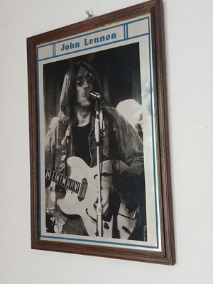 Κάδρο καθρέπτης John Lennon vintage σαν καινούργιο 22.5x32.5 εκ.