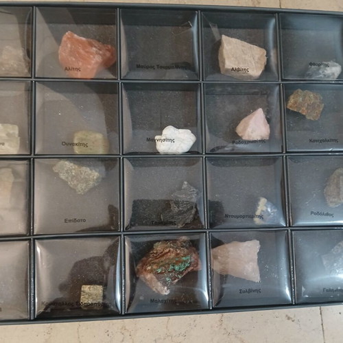Minerals of Our Planet collection like new, 4 cases with magazines