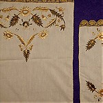  Σεμέν με δύο πετσετάκια σε ύφασμα τσεβρέ, κέντημα πλακέ με χρυσή κλωστή και δαντέλα