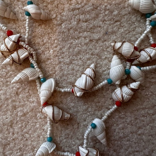 Shell necklace like new, white