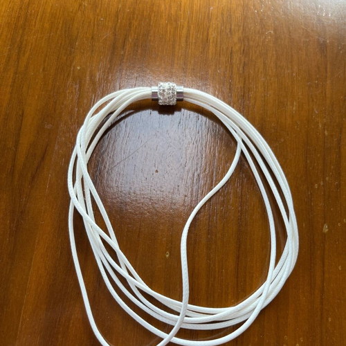 Necklace in white color like new