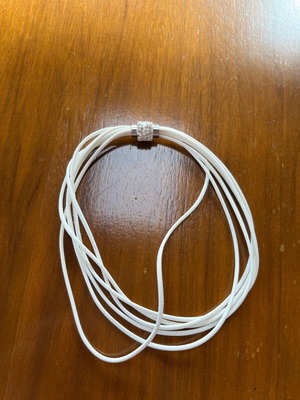 Necklace in white color like new