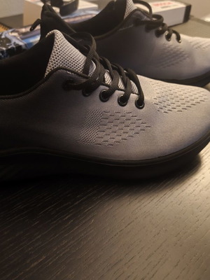 Athletic shoes size 43, grey